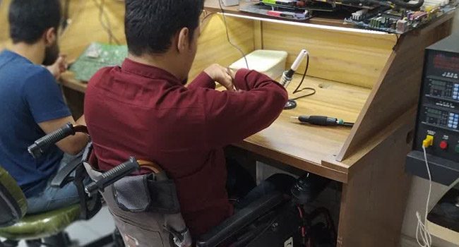 هنرجو معلول و پر تلاش در کلاس برد